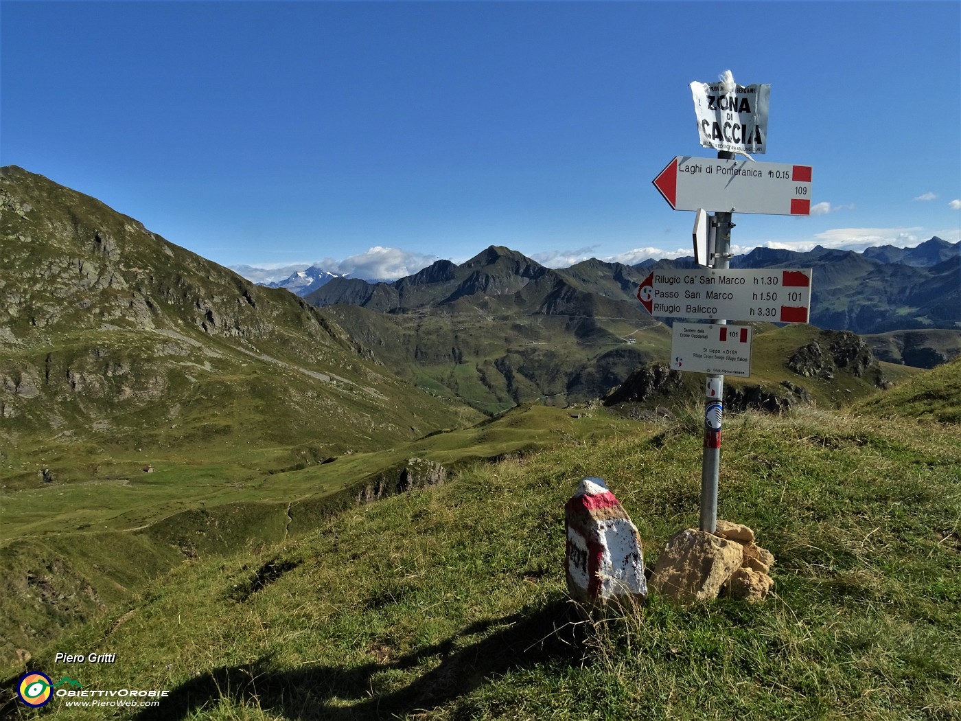 18 Il sent. 109 si staccca dal 101 e continua a sx in salita per i Laghi di Ponteranica.JPG